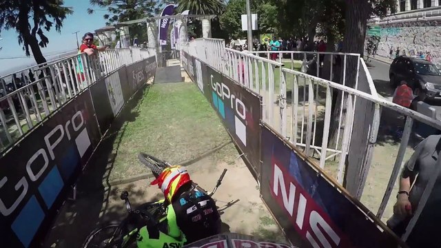 Raconter sa vie pendant une descente en VTT de fou à Valparaiso au Chili