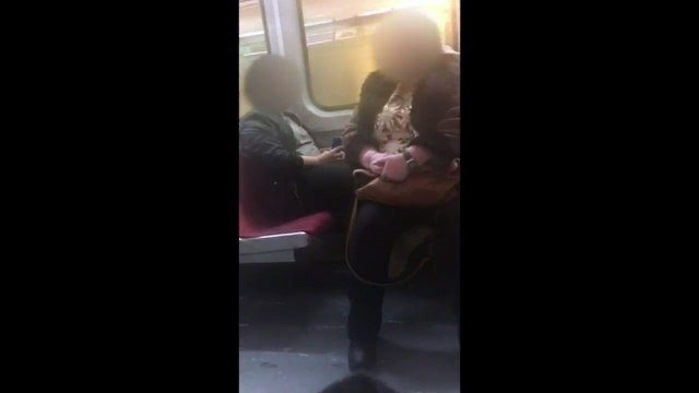 S'asseoir sur les pieds d'un autre dans le métro... vire tes pieds !