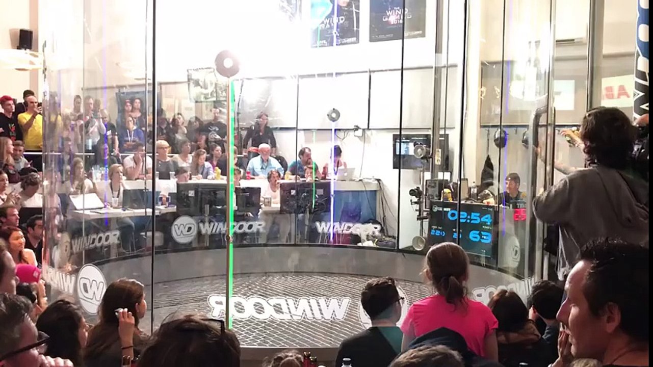 16-летняя девочка танцует в аэротрубе как богиня