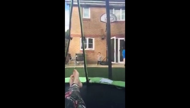 Se gamin se prend un ballon en pleine tête... Bim