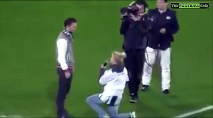 Sa copine lui fait sa demande en mariage en plein stade, il s’enfuit en courant…