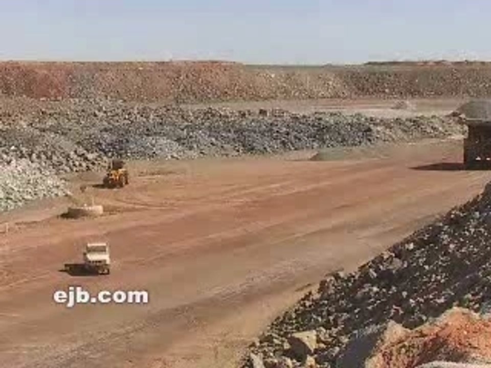 4x4 écrasé par camion géant