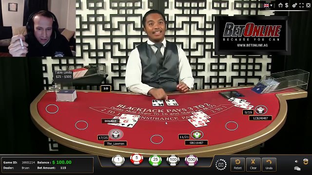 Un croupier en train de tricher se fait griller pendant un BlackJack en ligne