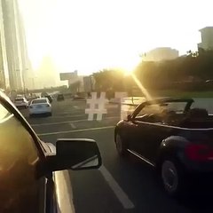 Une mannequin fait une séance photo très dangereuse, la police est obligée d'intervenir