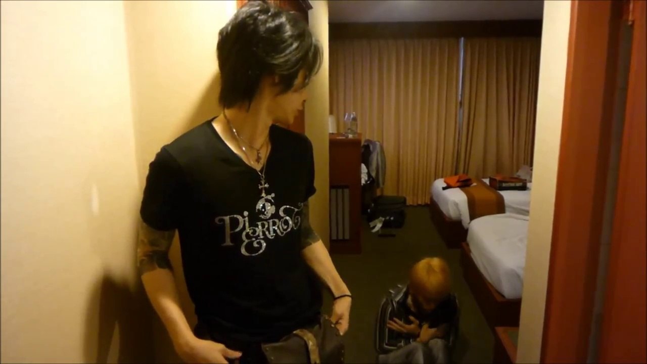 痛い_自分の足に入れ墨彫るタイ人！バンコクへ旅行,trip Bangkok,名古屋 ホスト