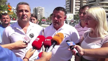 360° Gradë -VLORE  DEKLARATA PER PARKIMET, QYTETARET SHKULIN ME DHUNE BLLOKUESIT E GOMAVE!