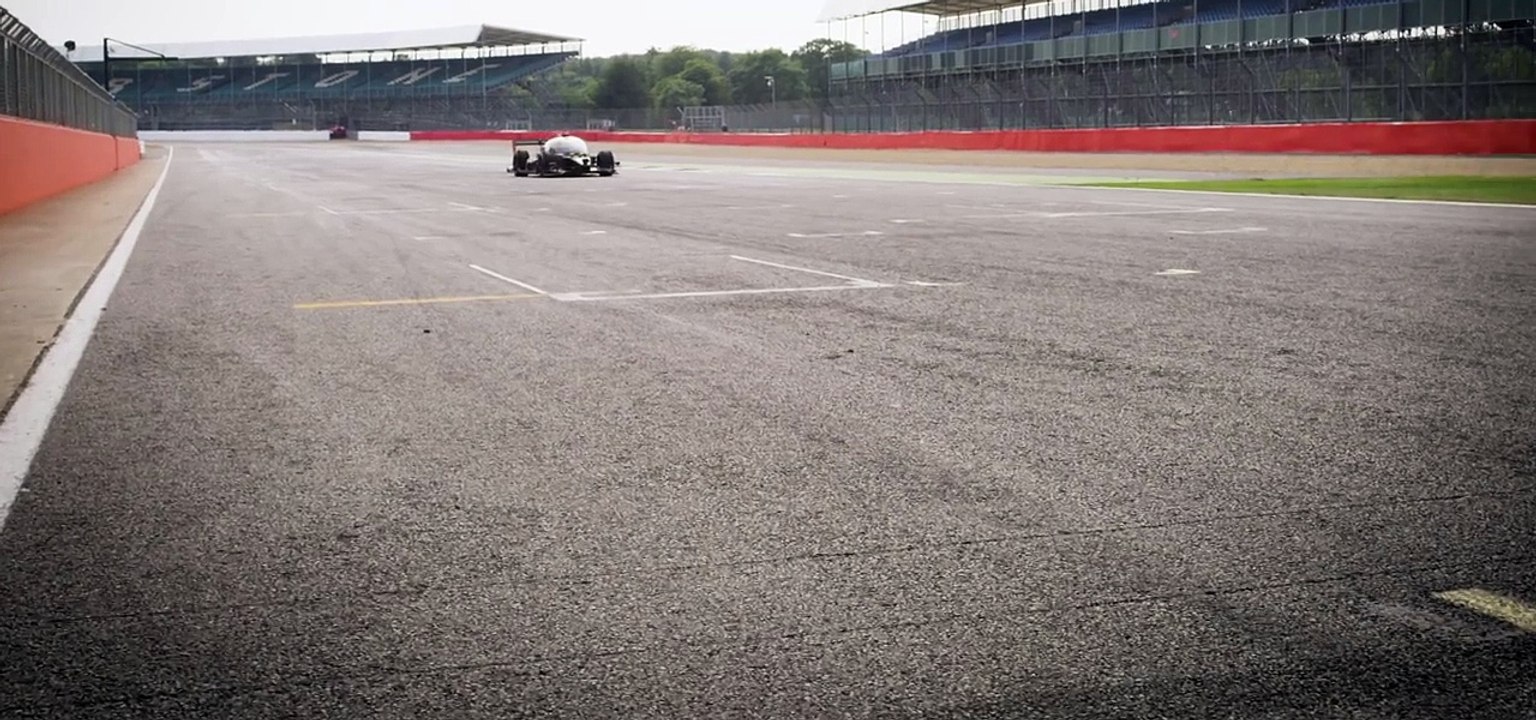 Buzz : Une sortie de route et une pointe à 186 km/h sur la première course de voitures autonomes en pleine ville !