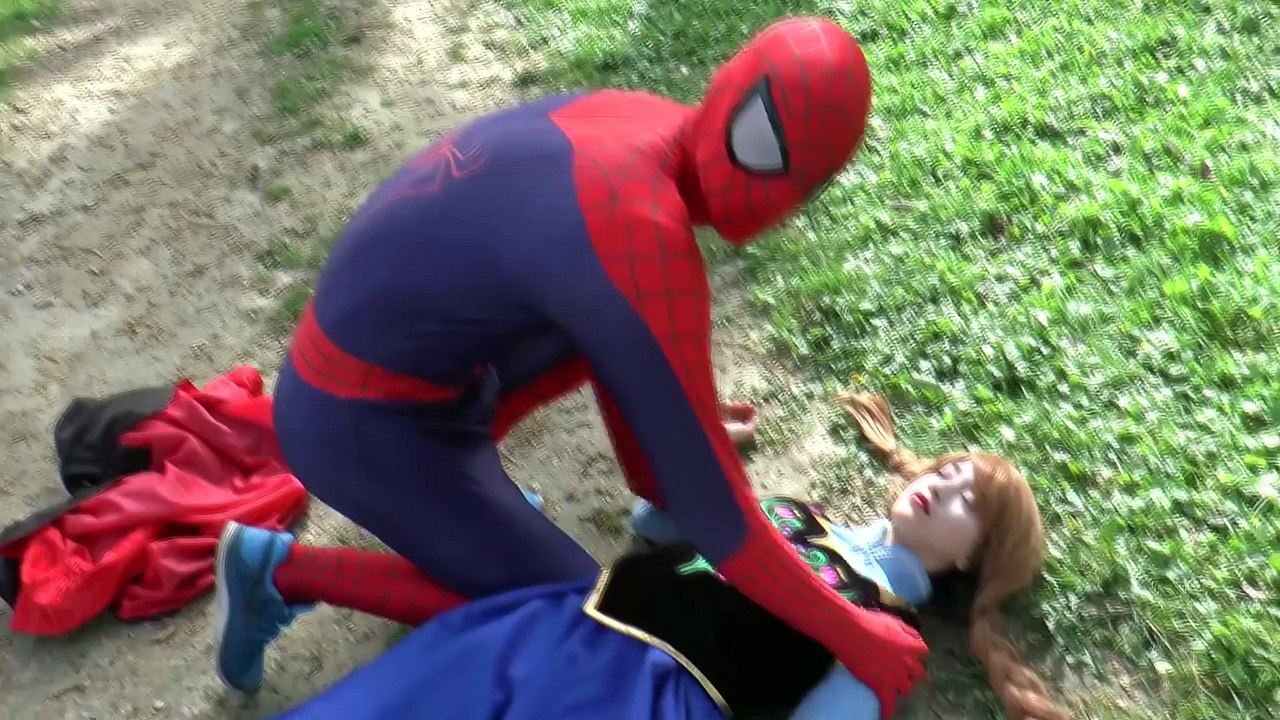 FROZEN Anna VAMPIRO! Spiderman Vs Batgirl Vs Elsa HORROR Sueño de los Superhéroes en la Vida Real Mo