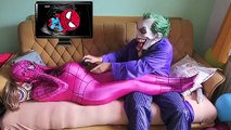 SIRENA CONGELADO ELSA vs MÉDICO w/ Spiderman vs Joker POO Embarazada Rosa Spidergirl Gemelos Sup