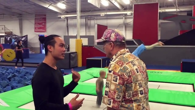 Vous allez rester bouche bée en regardant ce que cette personne âgée fait au trampoline…