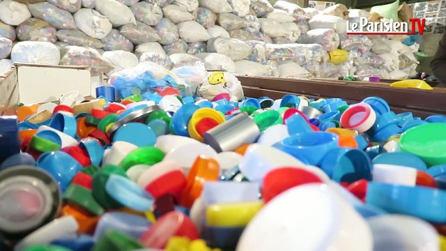 Essonne : visite du dépôt de bouchons à recycler