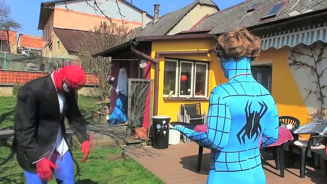 Замороженные Эльза против летающей акулы! Человек-паук против Джокера! Супергерой Удовольствие :