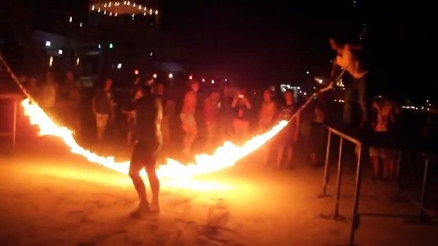 Mauvaise idée du jour : saut à la corde enflammée