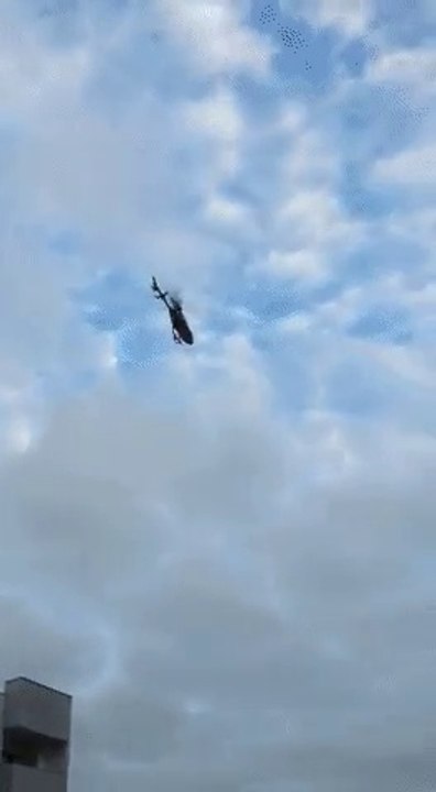 Un hélicoptère chute rapidement des airs