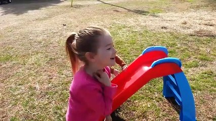 Un enfant qui n'a pas compris comment fonctionne un toboggan