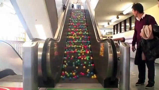 Des balles dans un escalator questionnent cet homme