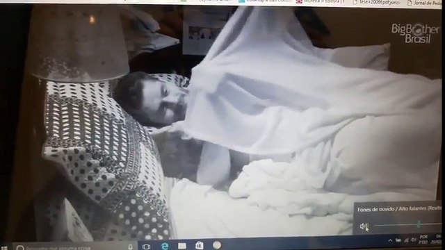 BBB17 Marcos e Emilly trocam carícias embaixo do edredom