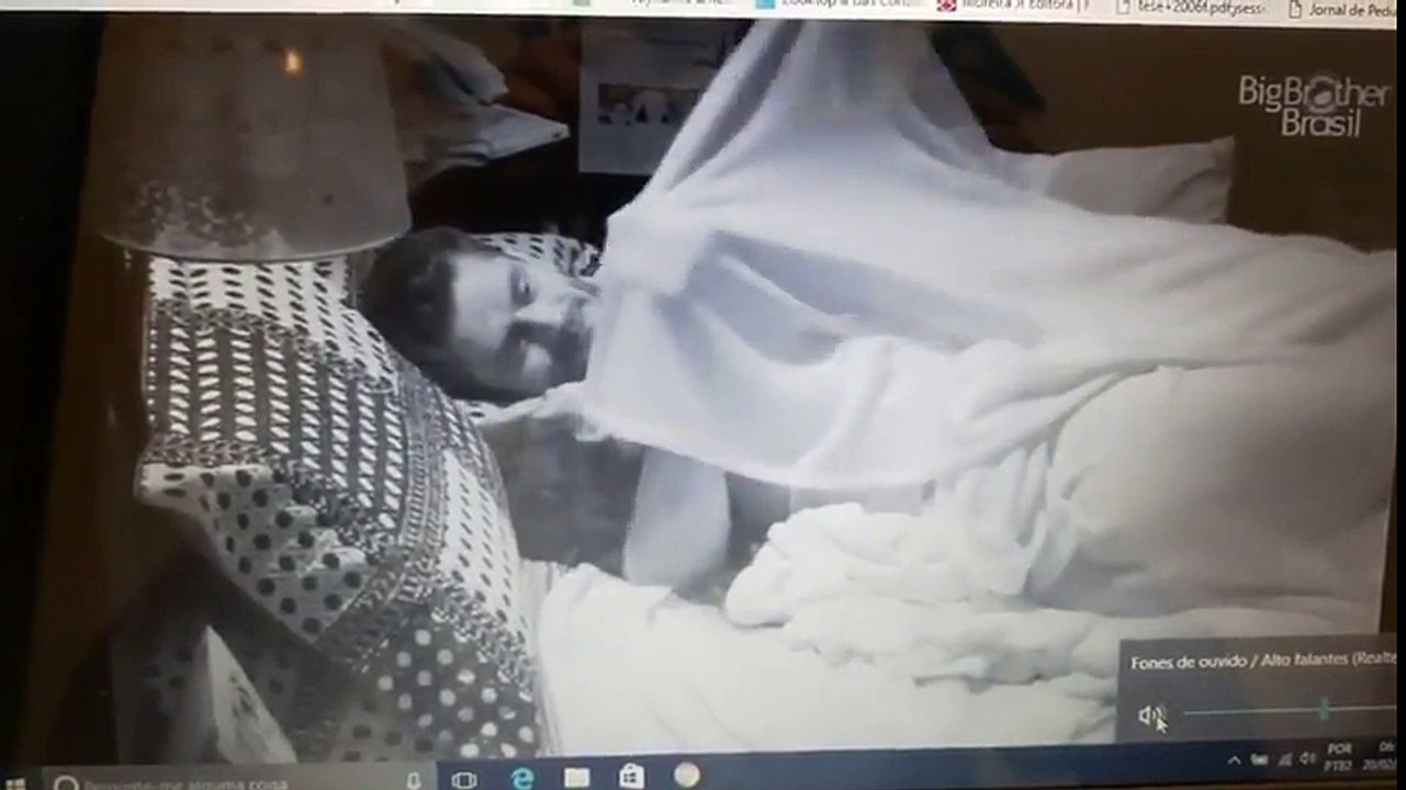 BBB17 Marcos e Emilly trocam carícias embaixo do edredom