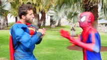 Spider-man y Congelado Elsa vs JOKER LIMO BROMA Broma en Elsa de Palacio de Hielo c/ Superman, Spide