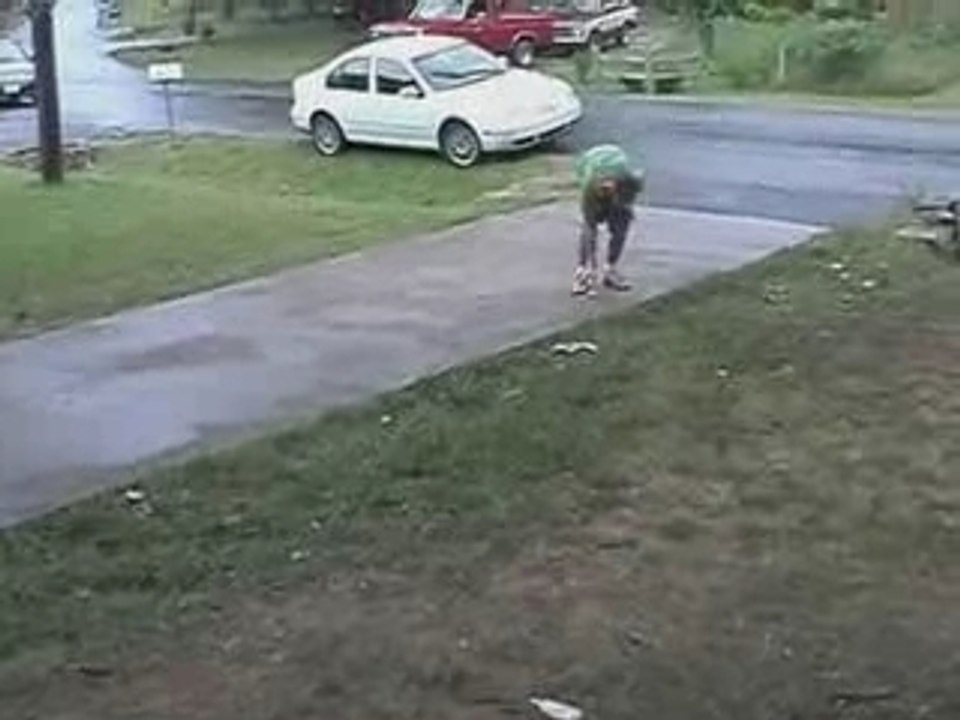 Kick Stick Bottle Ball - s01e01p02