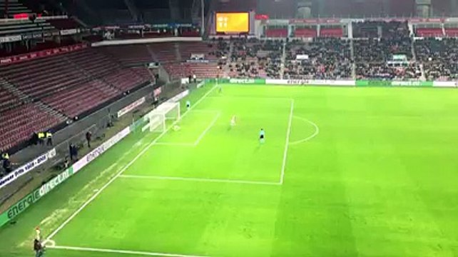 Jovens encarnados festejam com adeptos na Holanda.