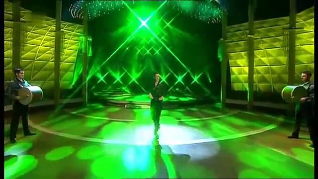 Ils commencent une danse irlandaise à deux, mais le spectacle est encore à venir. Vous n’en croyez pas vos yeux !