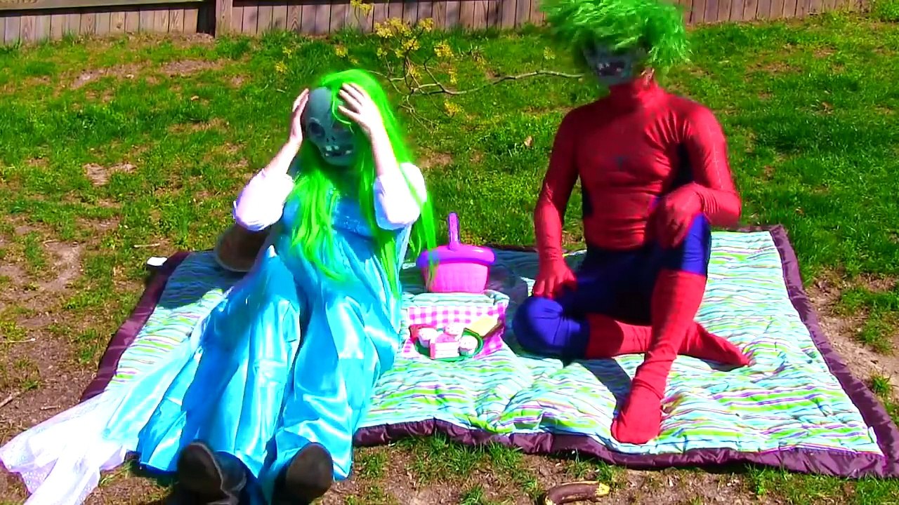 Zombie Spiderman Vs Gorila Vs Elsa Vs Venom! Divertida Película de Superhéroes en la Vida Real