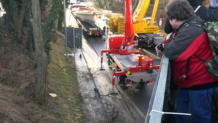 Münchens Partyschiff auf der Eisenbahnbrücke