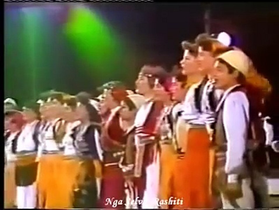 GRUPI FOLKLORIK I RRETHIT TE PUKES