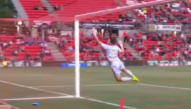 Un gardien australien percute violemment le poteau avec sa tête après un arrêt spectaculaire