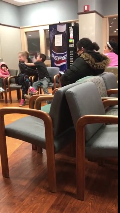 Un enfant tabasse sa mère dans la salle d'attente d'un médecin