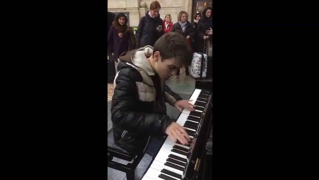 Классная идея - Пианино на вокзале...