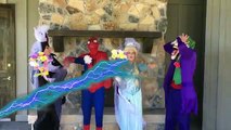 Maléfica Besos Spiderman Casarse Broma Con Elsa Diversión Superhéroe De Los Niños En La Vida Real En