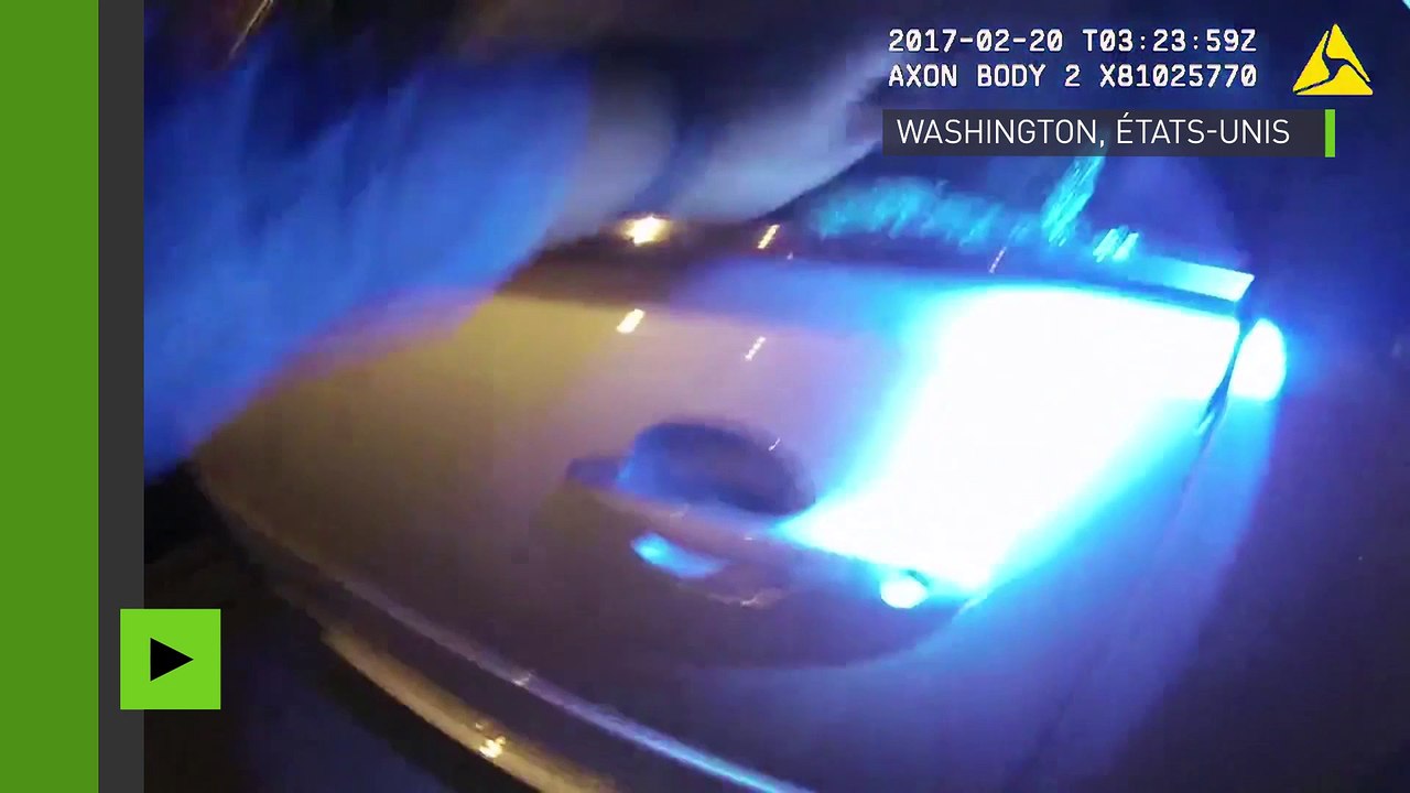 VIDEO CHOC : la police sauve un homme coincé dans une voiture en flammes