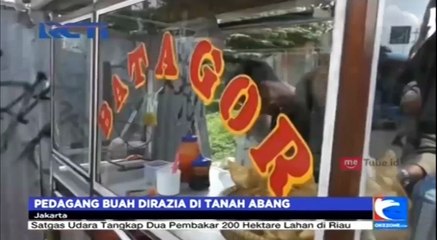 Скачать видео: Petugas Satpol PP Gelar Razia, Pedagang Buah Tanah Abang Panik