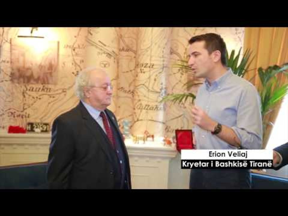 Report TV - Veliaj nderon me “Simbolin e qytetit” aktorin Luftar Paja