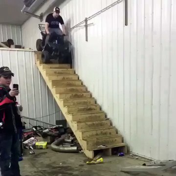 Caduta Quad dalle Scale...