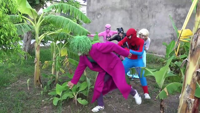 Spiderman rescate Congelado Elsa estaba atado Joker bromas Divertidas de los superhéroes de película en la vida real