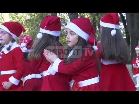 Report TV - Shpirti i Krishtlindjeve te Liqeni fëmijët mbledhin fonde për fëmijët