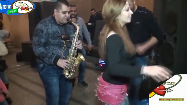 Saksafonlu roman oyun havası oynayan kız