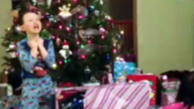 Reacciones de niños al abrir sus regalos de navidad