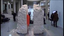 Artista francés pasa una semana dentro de una piedra