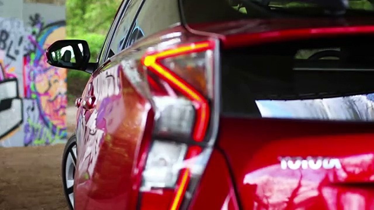 [DownSub.com] Toyota Prius review