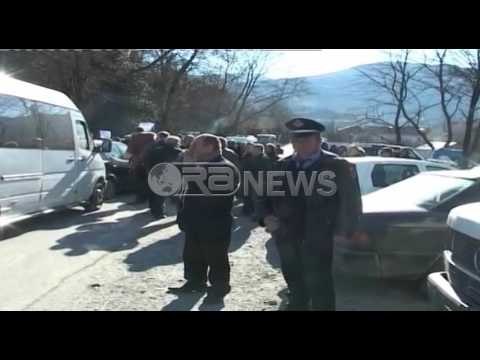Ora News –Banorët e Klosit kundër ndërtimit të HEC-eve, bllokuan rrugën