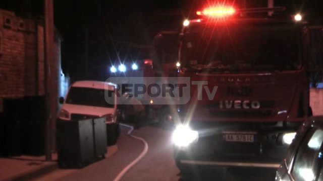 Report TV - Fushë-Krujë, shkrumbohen nga zjarri dy banesa, s'ka të lënduar