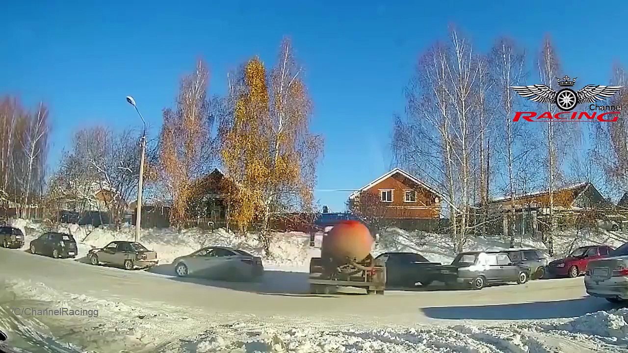 ULTIMATE IDIOT WINTER CRAZY DRIVERS,FUNNY, AMAZING DRIVING FAILS FEBRUARY 2017 - 31Min Special(000253.643-001029.880)