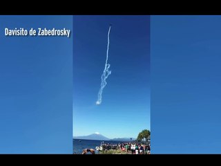 Eles brincam com os humanos: Gigantesco UFO quase colide com um jato acrobático em show aéreo no Chile