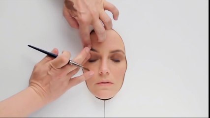 Giật mình với gương mặt được trang điểm 365 lớp