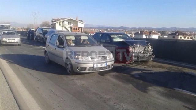 Report TV - Durrës, aksidentohet për vdekje 55-vjeçarja, prangoset shoferi