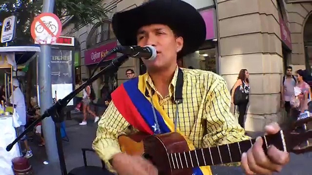 ARTISTA CALLEJERO, EDDIE PORTE, CANTAUTOR VENEZOLANO DESDE PASEO ESTADO  (SANTIAGO DE CHILE )